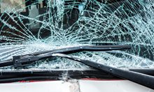 Пияна шофьорка заби кола в дърво в Дряново, двама мъже са ранени