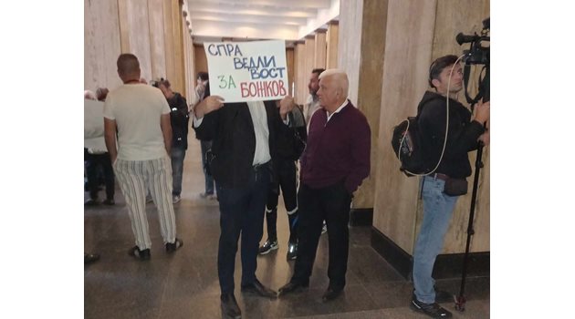 Около стотина човека има във фоайето на Съдебната палата, за да подкрепят Васил Божков