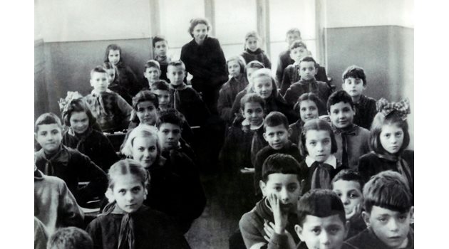 Стефан Данаилов със съучениците си в първи клас. На първия чин вляво е актрисата Меглена Караламбова.