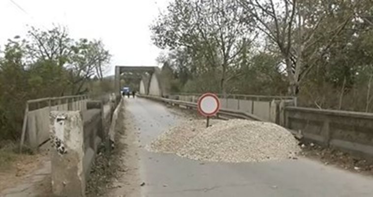 Разрушеният мост между Червен бряг и Чомаковци  Кадър: Нова телевизия