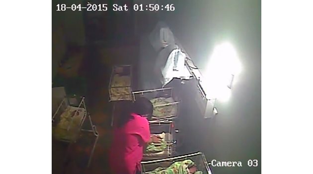 Ковачева, заснета от охранителна камера, надвесена над пеленачето в нощта на 18 април 2015 г.