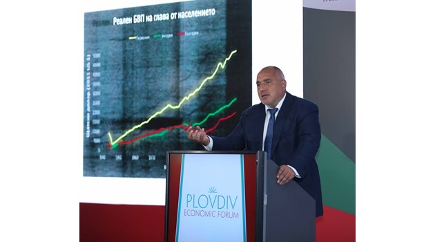 Борисов показва възходящата графика с икономиката на страната. Снимка: Министерски съвет