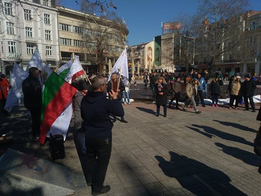 Едва 50-ина се събраха на протеста пред пловдивската община