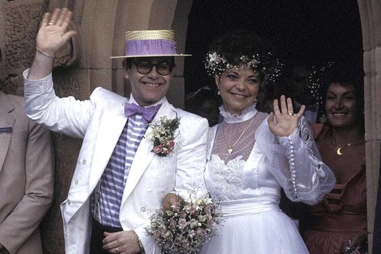 Елтън Джон признава, че е гей след развода си
с Рене, която днес иска 3 млн. паунда