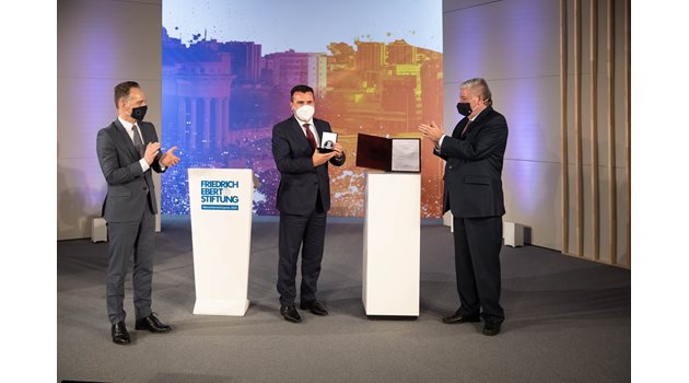 Заев получава наградата на фондация “Фридрих Еберт”.

