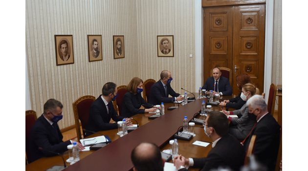 "Републиканци за България" заедно с президента Радев по време на консултациите.