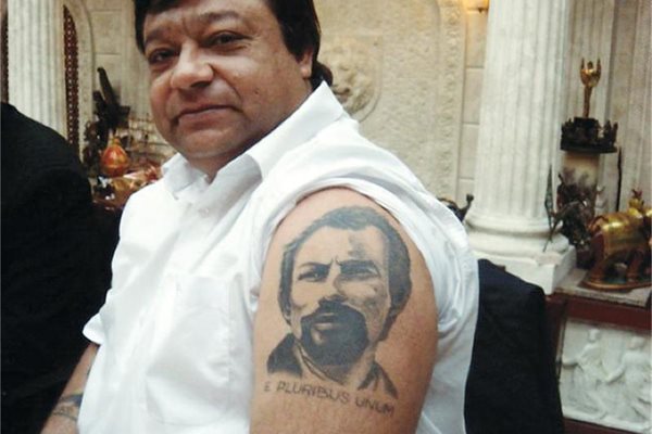 Лидерът на ДПС в Пловдив Гюрсел Алиев татуирал Доган на лявата си ръка, за да е по-близо до сърцето му.
СНИМКА: ЛИЧЕН АРХИВ