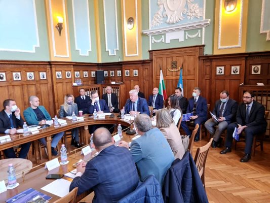 Момент от срещата на пловдивските депутати в общината.