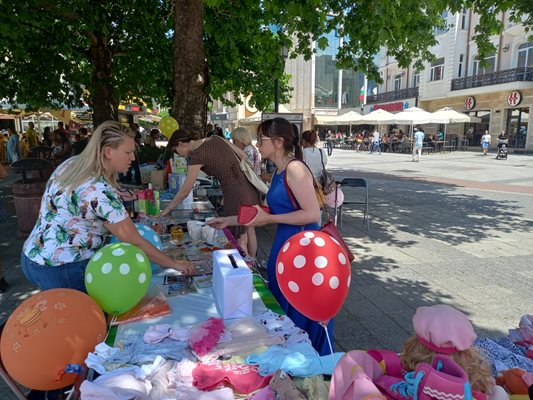 Симона Господинова си купи сувенир в акцията в помощ на Бояна.