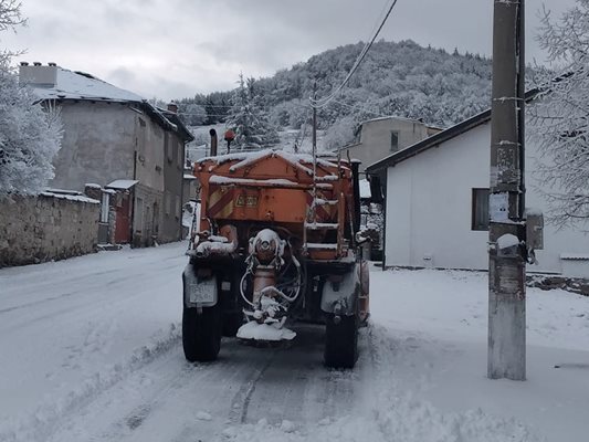 Община "Родопи" обработва пътищата, за да няма произшествия.