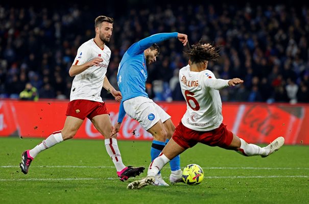 Нападателят на "Наполи" Джовани Симеоне (в средата) вкарва победния гол за 2:1 над "Рома". СНИМКА: РОЙТЕРС