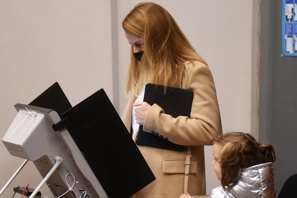 Член на СИК в Бургас подпомага двама гласоподаватели да гласуват с машината