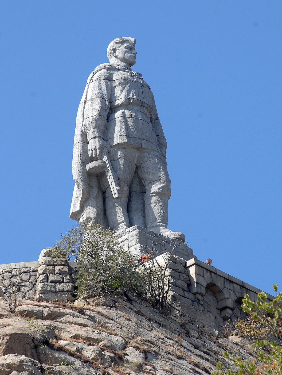 Стоит ли памятник алеше в болгарии сейчас. Алёша (памятник, Пловдив) памятники Болгарии. Памятник советскому солдату в Болгарии Алеша. Памятник алёше в Болгарии. Памятник воину освободителю в Болгарии Алеша.