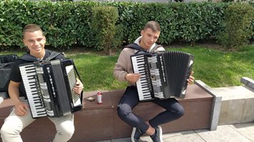 Никола и Цецо – толкова млади, а свирят като виртуози в центъра на Пловдив (Видео)