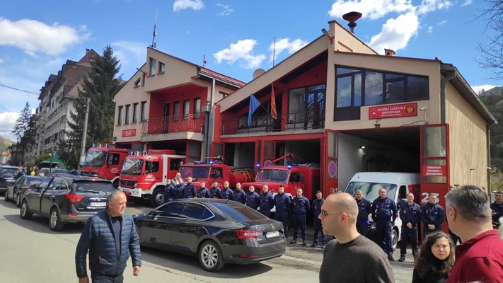 С вой на сирени пожарникарите в Биело поле почетоха паметта на децата.