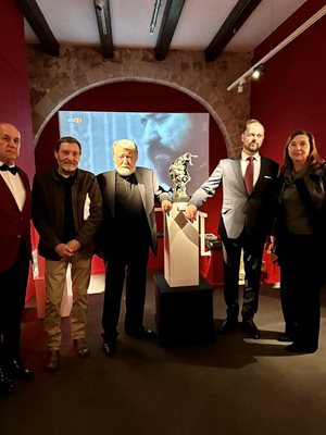 Захари Каменов, Вежди Рашидов, Цветелин Цолов и Снежана Бахарова на изложбата в Барселона