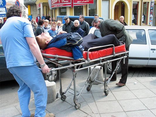 Минути след стрелбата в центъра на Бургас лекари качват Голямата Рижа в линейката. Той бе прострелян в бедрото.