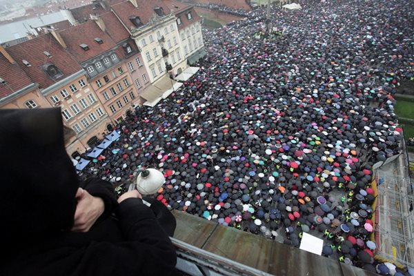 В Полша десетки хиляди излязоха на площадите да протестират срещу предложението за пълна забрана на абортите. Снимка РОЙТЕРС