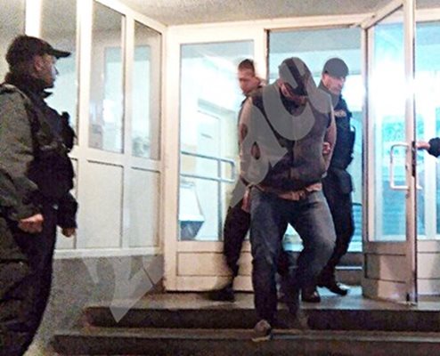 Божидар Кузманов излиза от Бургаското следствие. Снимка:Елена Фотева