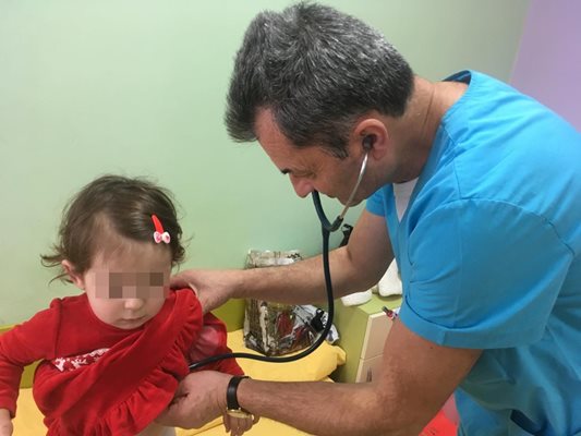 Д-р Валентин Точков преглежда малка пациентка.