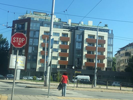 Кооперацията в Пловдив, където се сочи, че на последния етаж Ралев има луксозен апартамент.