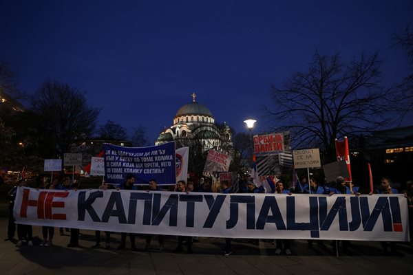 Няколко хиляди души се събраха в Белград снощи, за да протестират срещу подкрепяно от Запада споразумение за нормализиране на отношенията между Косово и Сърбия. СНИМКА: РОЙТЕРС