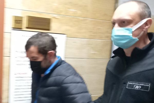 Охраната води Стоил Терзиев към съдебната зала.