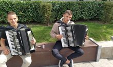 Никола и Цецо – толкова млади, а свирят като виртуози в центъра на Пловдив (Видео)