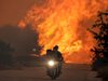 Пожарът край Атина се разпространи към още едно населено място (Снимки)