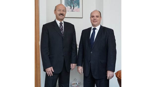 Посланикът на Република Чехия Душан Щраух (в ляво) и посланикът на Република Словакия Мануел Корчек (в дясно) СНИМКА: ДЕСИСЛАВА КУЛЕЛИЕВА