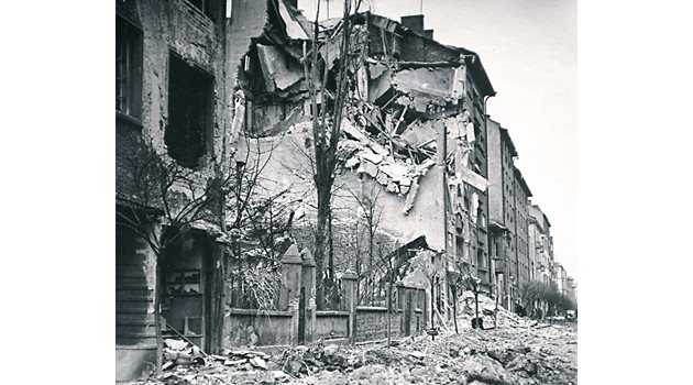 Обществеността обвинява Филов за бомбардировките.