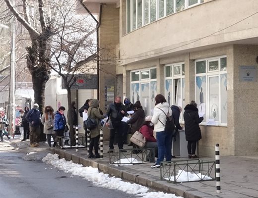 Безработни чакат на дълга опашка пред едно от бюрата по труда. СНИМКА: НИКОЛАЙ ЛИТОВ/Архив