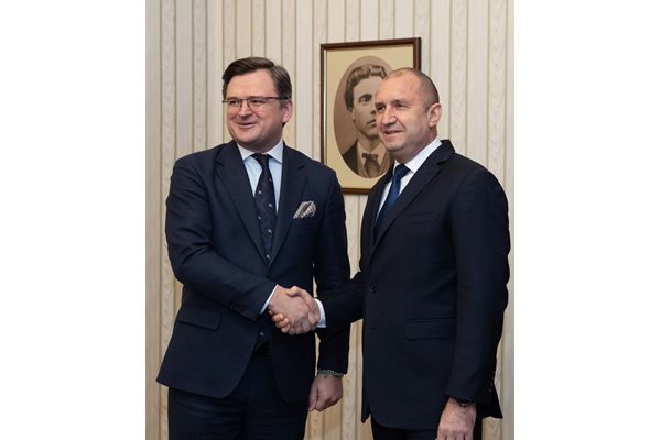Президентът Румен Радев и Кулеба се ръкуват преди срещата си на “Дондуков” 2.