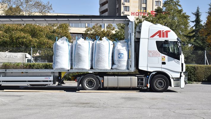 Два камиона с капачки отпътуваха от Пловдив.