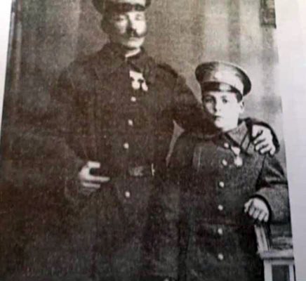 Заедно с баща си през 1916 г. в Битоля