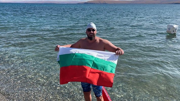 Българският плувец Петър Стойчев спечели историческото първо състезание на езерото Хьовсгьол в Монголия.