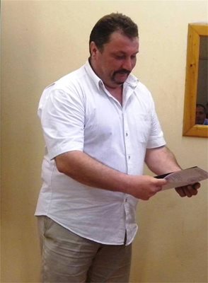 Андонов разглежда с интерес писмената похвала от ръководството, той стана полицай на месец април.