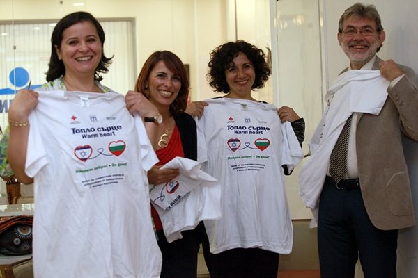 Израелските психолози и зам.шефът на израелската мисия в София с фланелки на кампанията "Топло сърце".