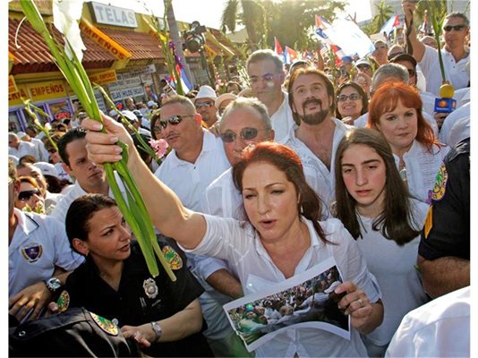 През март 2010 г. Глория Естефан (в средата) поведе във Флорида поход в подкрепа на “Дамите в бяло”.
СНИМКИ: РОЙТЕРС

