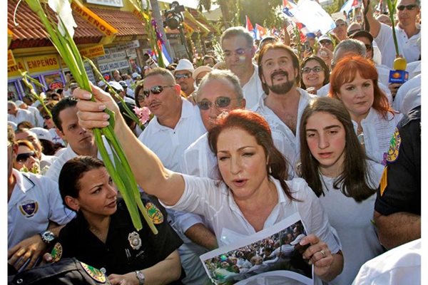 През март 2010 г. Глория Естефан (в средата) поведе във Флорида поход в подкрепа на “Дамите в бяло”.
СНИМКИ: РОЙТЕРС

