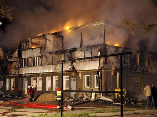 Пожарникари опитват да угасят огъня в приюта в гр. Камен Поморски.