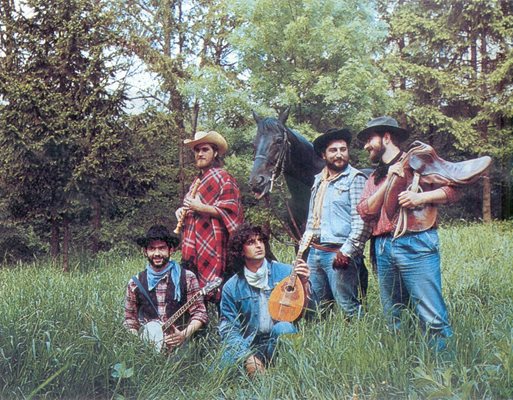 Ранна картичка на групата от края на 80-те г.: Венцислав Везенков, Коцето Калки, Краси Фригито, Илия Христов и Емил Мишев (от ляво надясно) в компанията на коня Летец - техен талисман.