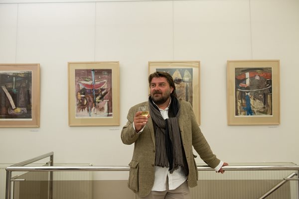 Деян Вълков пред част от картините си  СНИМКИ: ABSENTH.EU