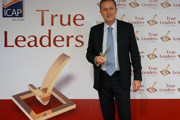 Атанас Фурнаджиев, управител на "Мото-Пфое", отличен с наградата TRUE LEADERS за 2016 г. Снимки: Десислава Кулелиева