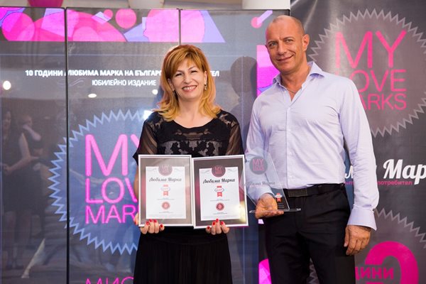 Даниела Авджиева, мениджър Фабрика за майонеза "Краси" с наградите в класацията "Любими марки".