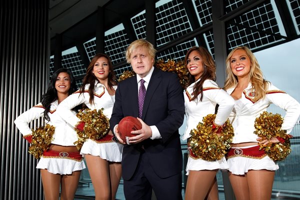 Борис Джонсън се  забавлява с мажоретки в Сан Франциско  през 2010 г., докато  е кмет на Лондон.
