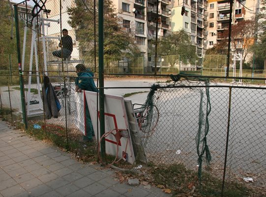 Скъсаната оградна мрежа ще се подмени.