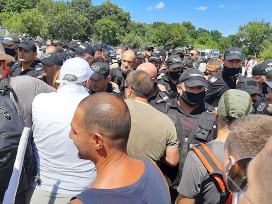 В парк "Росенец" има доста протестиращи на 2 фронта Снимки: Димчо Райков