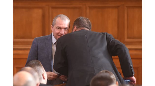 Председателят на ПГ на ИТН Тошко Йорданов разговаря със заместника си Филип Станев.