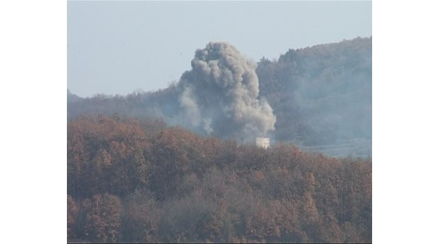 Пушекът след взрива в склада на “Емко” до село Ловнидол през 2011 г.